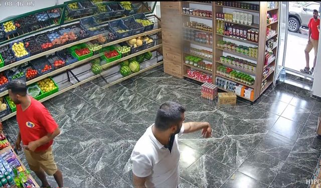 Çamurlu ayakkabılarını çıkarıp marketten alışveriş yaptı! Sosyal medyada ilgi odağı oldu