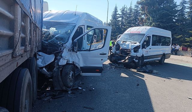 İşçi servisleri kafa kafaya çarpıştı: Çok sayıda yarlı var