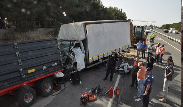 Kamyonet römorka çarptı: 3 Ölü, 1 Yaralı