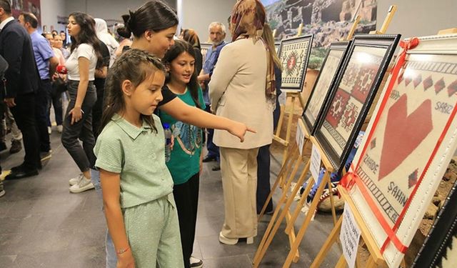 Desenleri anlam taşıyan Sarız kilimleri, Kayseri'de sergileniyor