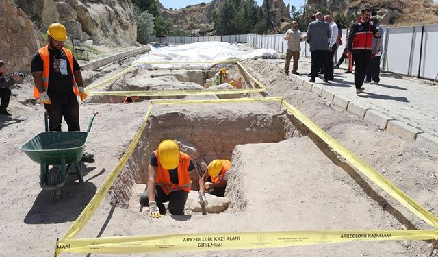 Kapadokya'da ulaşıma kapatılan kara yolunun altından nekropol çıktı