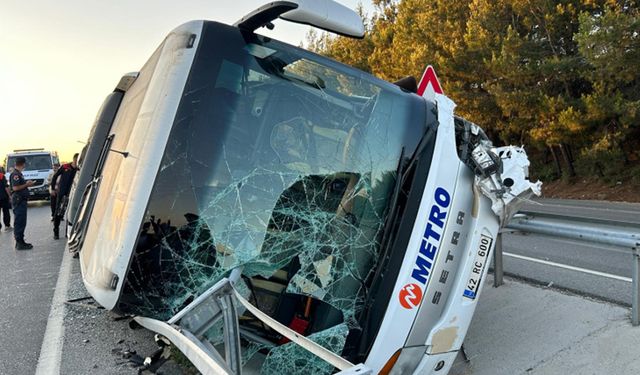 Uşak'ta yolcu otobüsü devrildiÇok sayıda yaralı var