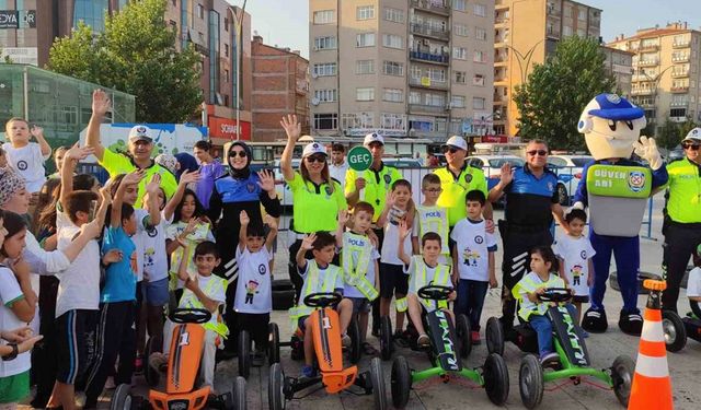 Polislerden çocuklara ’trafik eğitimi’