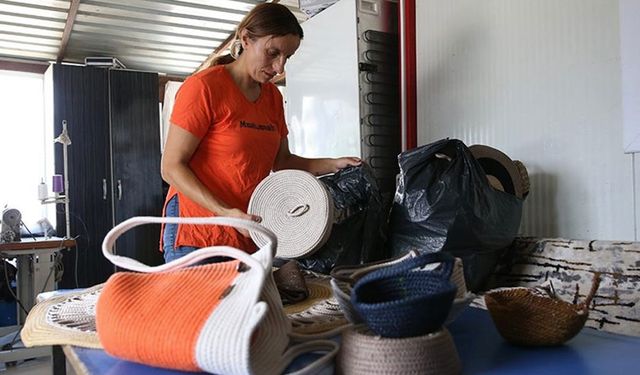 Konteyneri atölyeye çeviren depremzede kadın el işi ürünlerle gelir elde ediyor