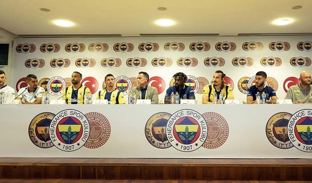 Fenerbahçe'de yeni transferlere imza töreni düzenlendi