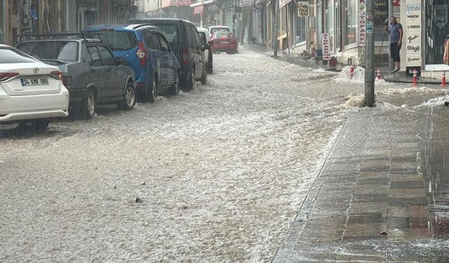 Bayburt'ta sağanak su baskınlarına neden oldu