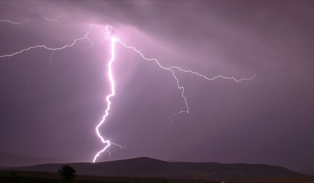 Meteoroloji uyarmıştı! Yıldırım düştü, 2 kişi yaralandı