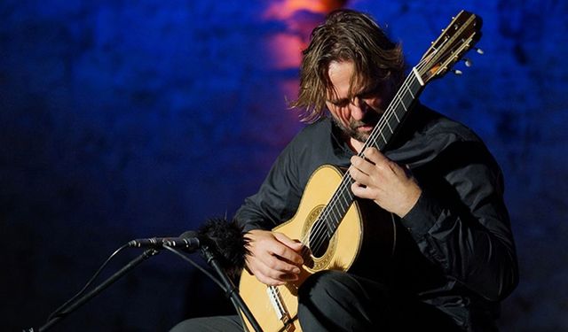 Gitarist Marcin Dylla, Çeşme Kalesi'nde konser verdi