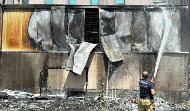 Beylikdüzü’nde fabrikaya sıçrayan yangın söndürüldü!