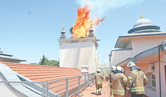 121 yıllık Sağlık Bilimleri Üniversitesi'nin çatısı yandı