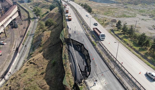 Kara yolu çöktü! Demir yolu da ulaşıma kapandı