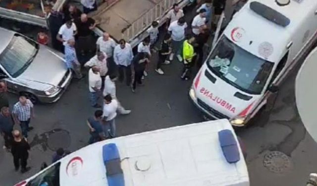 Sultangazi'de kavga anları kamerada: Yumrukla kafasını otomobile çarptı