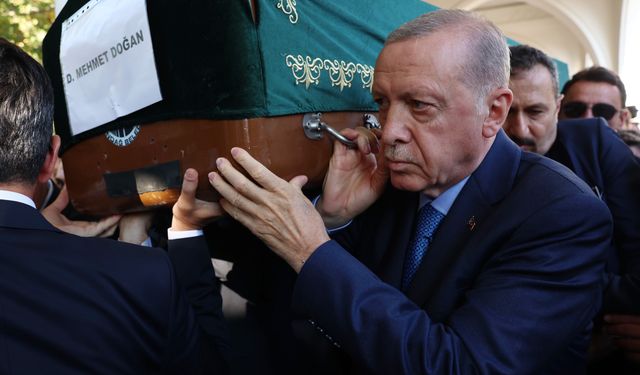 Cumhurbaşkanı Erdoğan, Mehmet Doğan'ın tabutuna omuz verdi