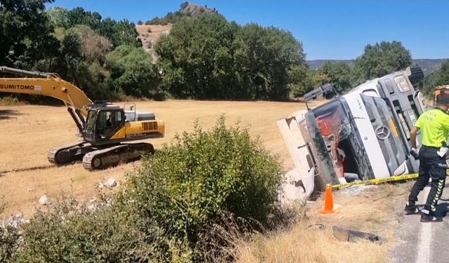 Taş yüklü hafriyat kamyonu şarampole uçtu: Sürücü hayatını kaybetti