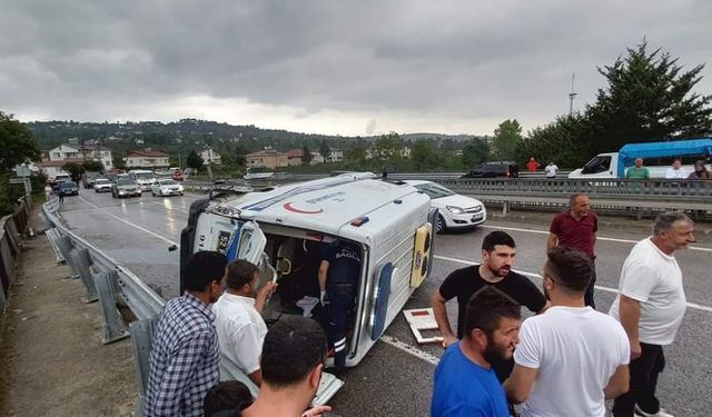 Ordu'da ambulans aracı devrildi