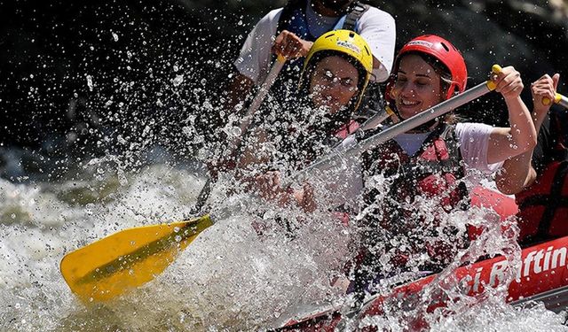 Adrenalin tutkunları Melen Çayı'nda rafting yaptı