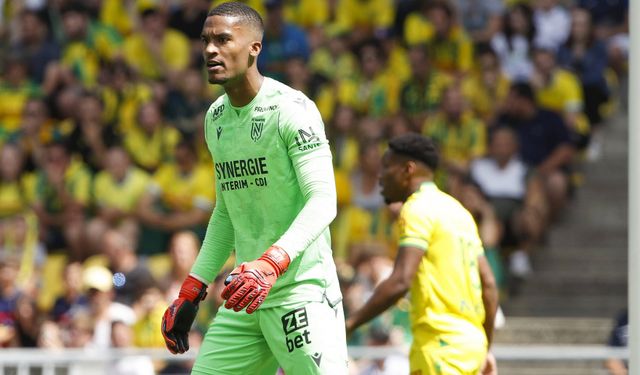 Ajax Alban Lafont'un peşinde