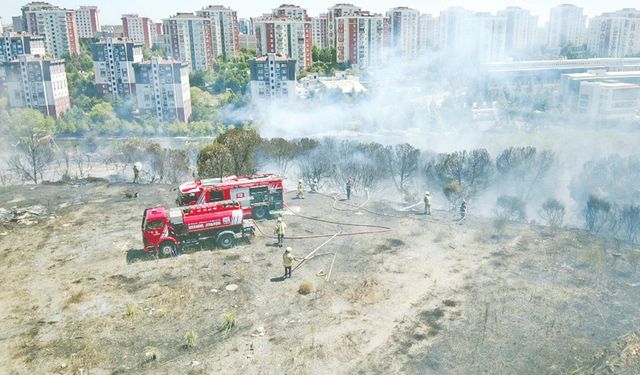 Ağaçlık alanda çıkan yangın sanayi sitesine sıçramadan söndürüldü