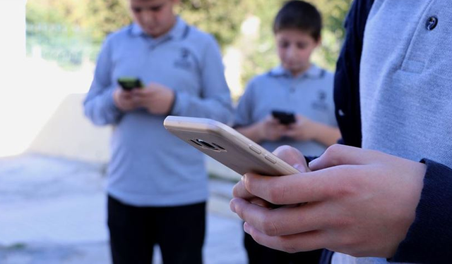 İnanılmaz hamle: Okullarda cep telefonları yasaklanıyor!