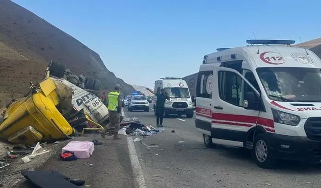 Erzincan’da korkunç kaza! Tır, otomobili biçti: 4 ölü, 2 yaralı