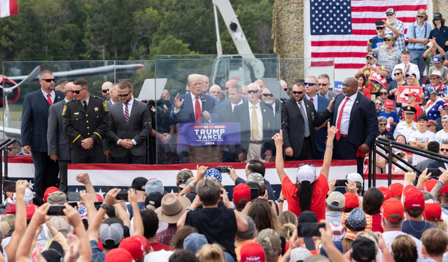 Trump, saldırıdan sonra ilk mitingini bakın nasıl yaptı?