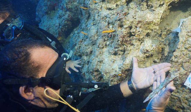 Su altı kazısında büyük keşif: 3.600 yıllık tunç hançer gün yüzüne çıktı