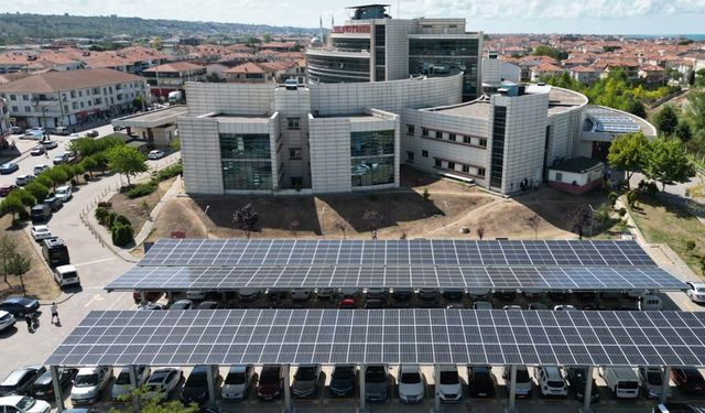 Bu hastane tükettiğinin iki katı enerji üretiyor