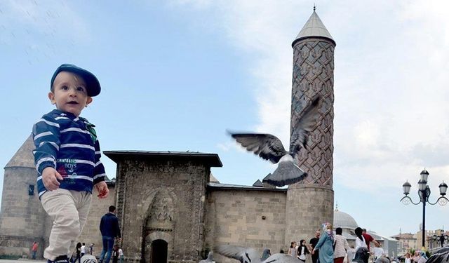 Sıcak havalarda bol, hafif ve açık renkli giyinin