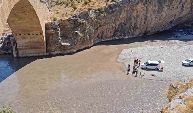 Açılan HES kapakları piknikçileri mahsur bıraktı