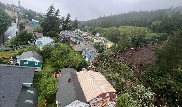 Heyelan evlere kadar girdi: En az 1 ölü