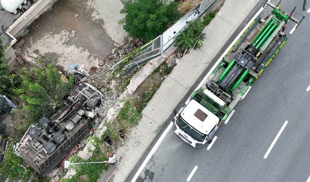 Başakşehir'de feci kaza! Kamyon sitenin bahçesine uçtu