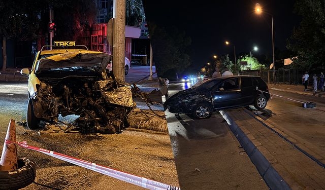 Otomobil taksiye girdi: 1'i ağır 2 yaralı