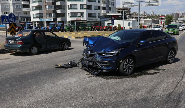 Feci kaza: Kavşakta kafa kafaya çarpıştılar!