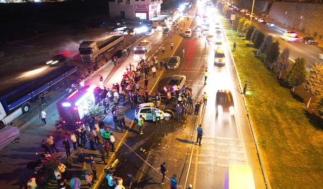 Kavşakta tıra arkadan girdi: 2 ölü, 3 ağır yaralı!