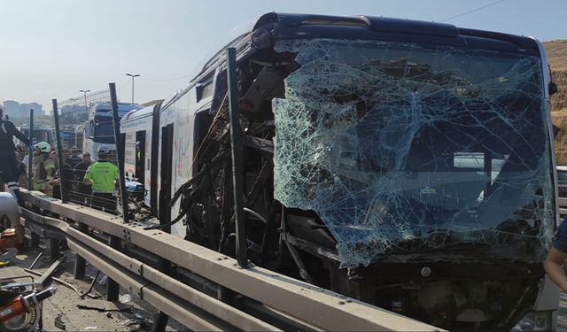 Korkunç kaza!  Küçükçekmece'de 2 metrobüs kafa kafaya çarpıştı çok sayıda yaralı var