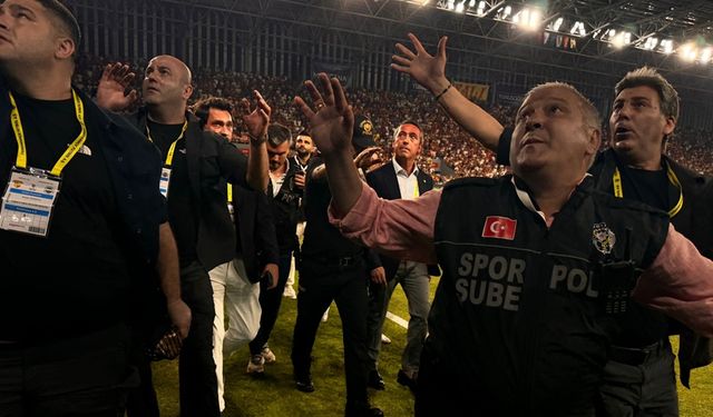 Ali Koç sahaya girdi, tribünlerden yabancı madde yağdı