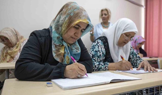 Kadınlar okuma-yazma öğreniyor