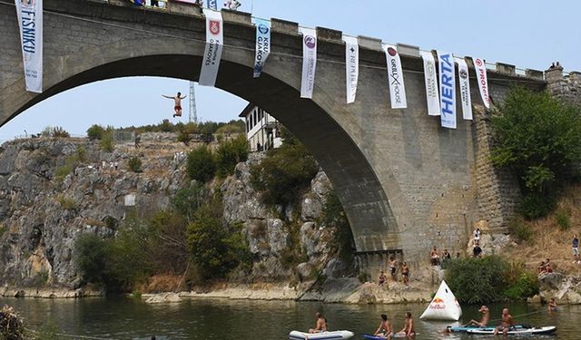 Kosova'daki Şivan Köprüsü'nde geleneksel atlama yarışı yapıldı