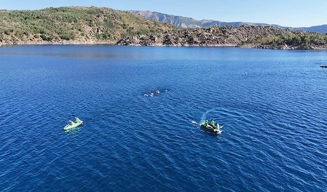 Nemrut Kalderası'nı tanıtmak için krater gölünde yüzdüler