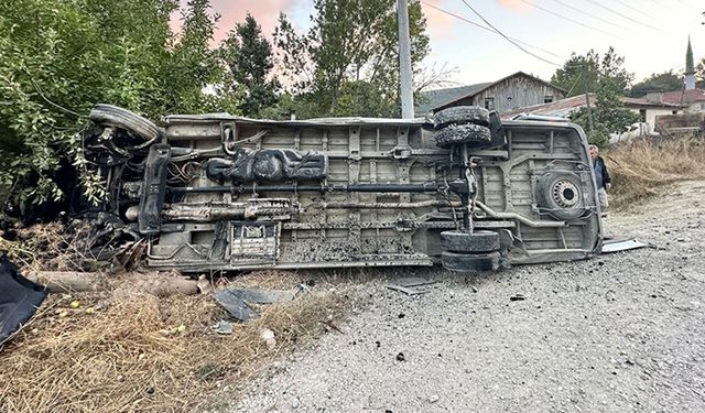 Bolu'da minibüs ile traktörün çarpıştığı kazada 15 kişi yaralandı