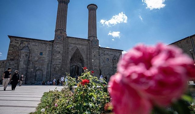 Çifte Minareli Medrese yapısı ve sergilenen eserlerle ziyaretçilerin dikkatini çekiyor