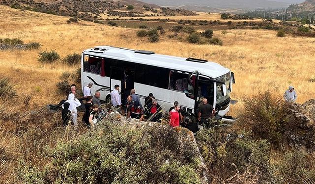 Sivas'ta midibüsün devrildiği kazada 29 kişi yaralandı