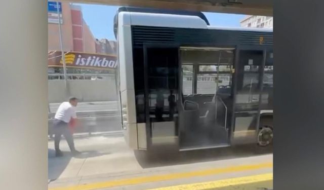 Beylikdüzü'nde metrobüste çıkan yangın söndürüldü