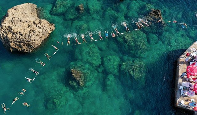 Antalya'da denizde yapılan su cimnastiği rağbet görüyor