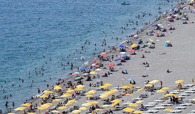 Antalya'da sıcaktan ve nemden bunalanlar sahilleri doldurdu