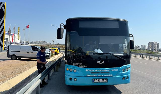 Otobüs şoförü ile yolcu birbirine girdi: Yolcunun yumruk atması yetmedi, anahtarı da aldı kaçtı!