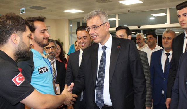 Sağlık Bakanı Kemal Memişoğlu'ndan Ahlat Devlet Hastanesine ziyaret