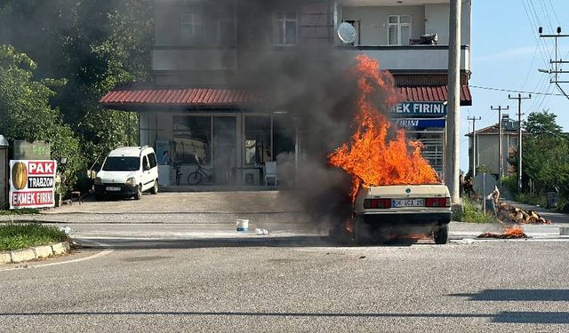 Korku dolu anlar! Samsun'da seyir halindeki otomobil alev alev