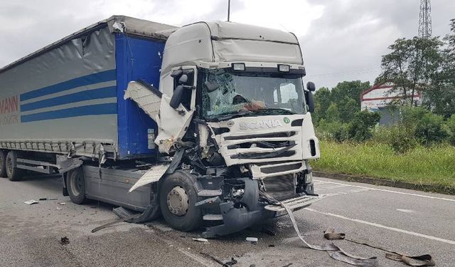 Samsun’da ışıkta duran tıra arkadan çarptı