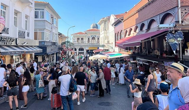 İstanbul'da nemli ve sıcak havadan bunalanlar plaj ve parklara akın etti